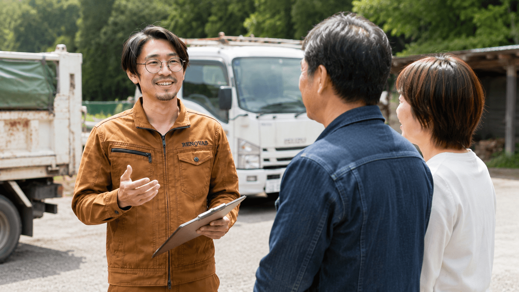 お客様に車両の状態を説明するRENOVASのスタッフ